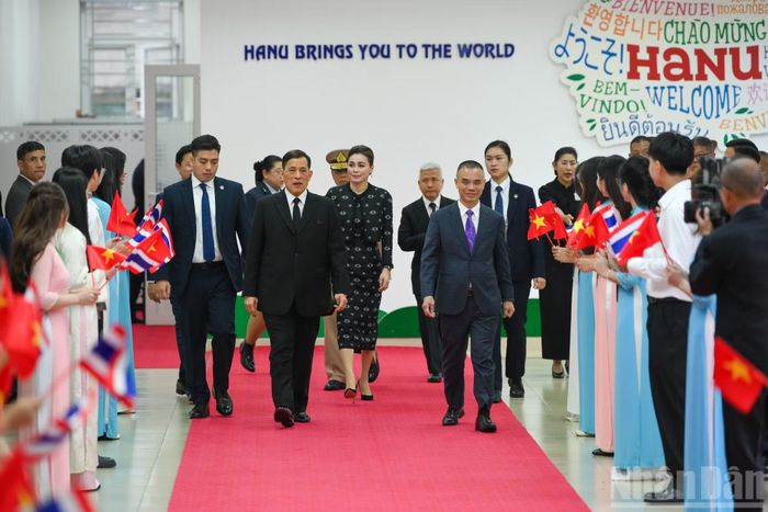 Nhà vua Vương quốc Thái Lan Maha Vajiralongkorn Phra Vajiraklaochaoyuhua và Hoàng hậu Suthida Bajrasudhabimalalakshana tại Trường đại học Hà Nội.
