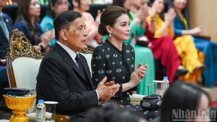 Nhà vua Vương quốc Thái Lan Maha Vajiralongkorn Phra Vajiraklaochaoyuhua và Hoàng hậu Suthida Bajrasudhabimalalakshana tại Trường đại học Hà Nội.