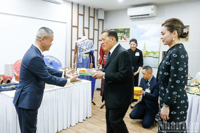 Nhà vua Vương quốc Thái Lan Maha Vajiralongkorn Phra Vajiraklaochaoyuhua trao tặng tài liệu và phương tiện giảng dạy cho Trung tâm Ngôn ngữ và Văn hóa Thái Lan.