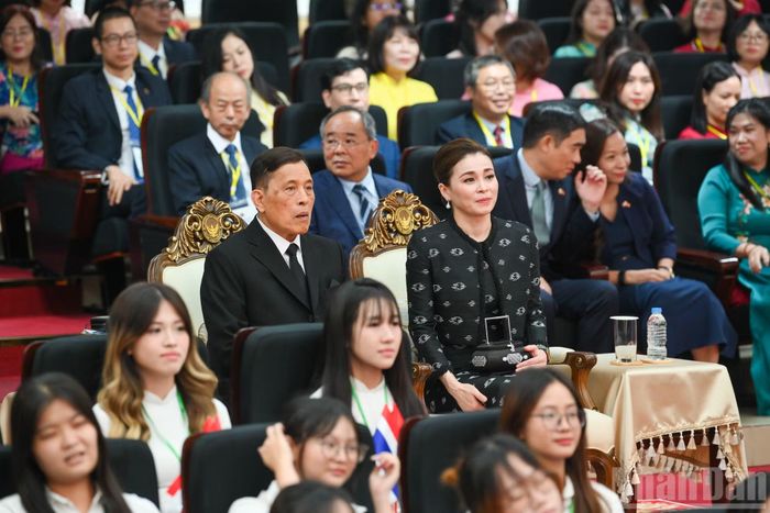Nhà vua Vương quốc Thái Lan Maha Vajiralongkorn Phra Vajiraklaochaoyuhua và Hoàng hậu Suthida Bajrasudhabimalalakshana tại Trường đại học Hà Nội.
