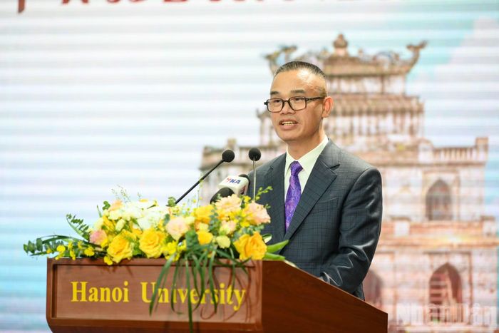 Phó Giáo sư, Tiến sĩ Nguyễn Văn Trào, Hiệu trưởng Trường đại học Hà Nội phát biểu chào mừng.