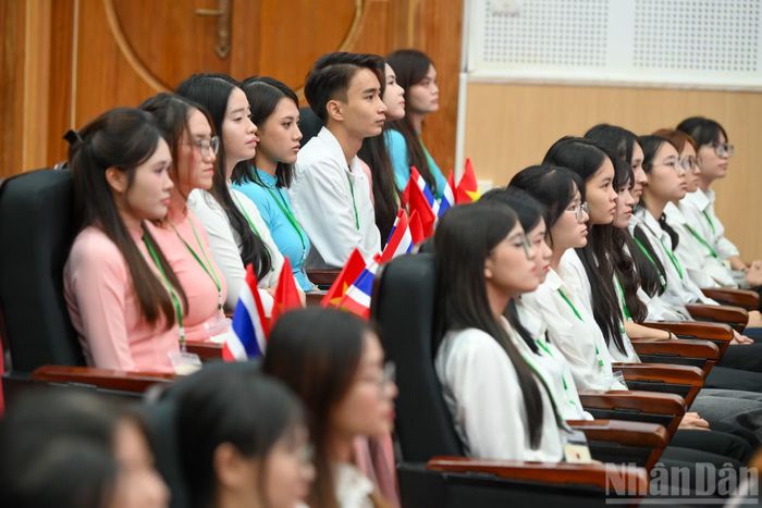 Sinh viên Trường đại học Hà Nội dự sự kiện.