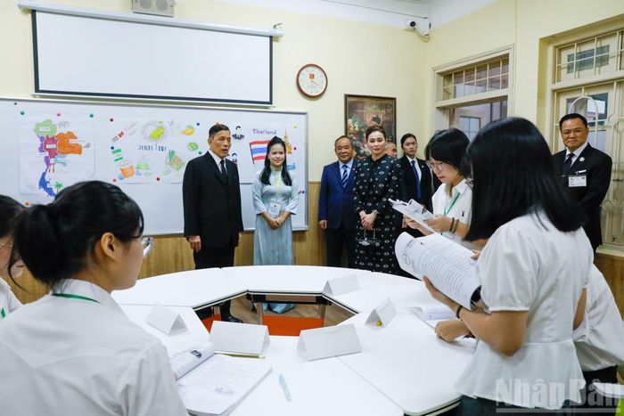 Nhà vua Thái Lan Maha Maha Vajiralongkorn Phra Vajiraklaochaoyuhua và Hoàng hậu Suthida Bajrasudhabimalalakshana tham quan một lớp học tiếng Thái Lan tại Trường đại học Hà Nội.