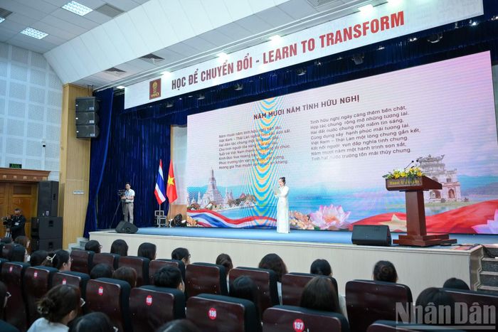 Sinh viên Trường đại học Hà Nội đọc bài thơ bằng tiếng Thái Lan gửi tặng Nhà vua và Hoàng hậu.