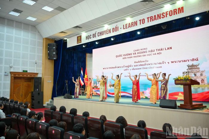 Điệu múa của đất nước Thái Lan do sinh viên Trường đại học Hà Nội thể hiện chào mừng Nhà vua và Hoàng hậu.