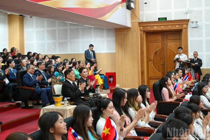 Nhà vua Vương quốc Thái Lan Maha Vajiralongkorn Phra Vajiraklaochaoyuhua và Hoàng hậu Suthida Bajrasudhabimalalakshana cùng đại biểu và giảng viên, sinh viên Trường đại học Hà Nội tại sự kiện.