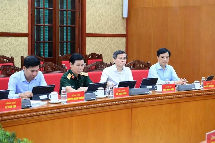 Các đồng chí lãnh đạo và các đại biểu tham dự phiên họp. (Ảnh: ĐĂNG KHOA)