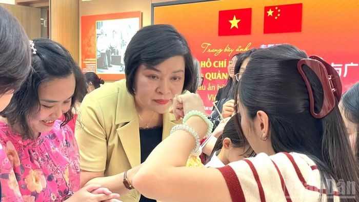 Khách tham dự chương trình trải nghiệm làm đèn lồng.