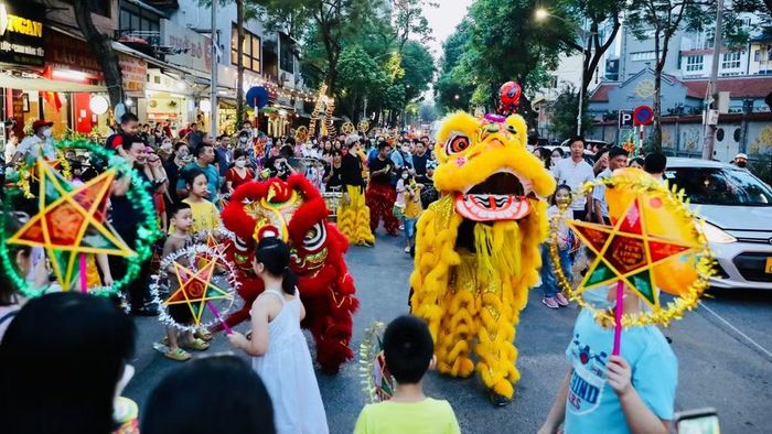 Diễu hành đường phố-Vui tết Trung thu. (Ảnh: Ban tổ chức)