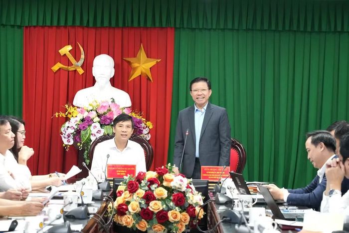 Đoàn công tác của Trường đại học Khoa học xã hội và Nhân văn làm việc tại Trường đại học Hồng Đức. (Ảnh: THÙY DUNG)