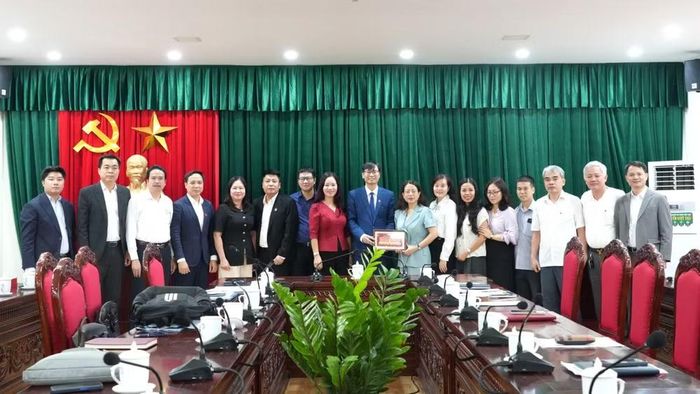 Đoàn công tác Trường đại học Khoa học xã hội và Nhân văn làm việc với Sở Văn hóa, Thể thao và Du lịch tỉnh Thanh Hóa. (Ảnh: THÙY DUNG)