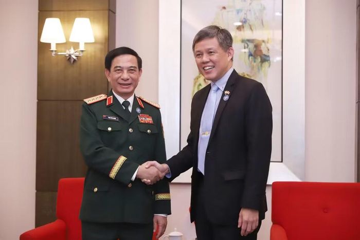 Đại tướng Phan Văn Giang gặp Bộ trưởng Quốc phòng Singapore Chan Chun Sing. (Ảnh: Bộ Quốc phòng)