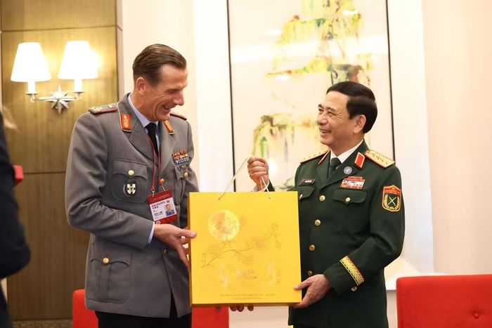 Đại tướng Phan Văn Giang tặng quà lưu niệm Thiếu tướng Stephan Willer. (Ảnh: Bộ Quốc phòng)