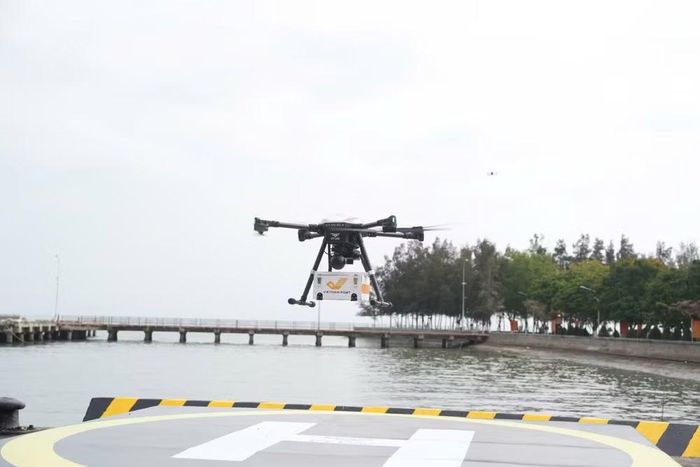 UAV đưa vào vận chuyển bưu kiện qua biển. (Ảnh: Bộ Khoa học và Công nghệ)