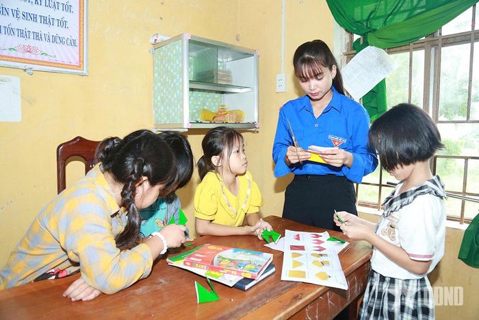 Trí thức trẻ tình nguyện Đoàn Kinh tế - Quốc phòng 737 (Quân khu 5) phụ đạo hè cho các em nhỏ xã biên giới Ia Rvê, tỉnh Đắk Lắk. Ảnh: VIỆT HÙNG