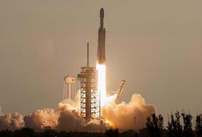 Tên lửa Falcon Heavy của SpaceX rời bệ phóng, mang theo kính viễn vọng không gian Nancy Grace Roman của NASA, ngày 30-8-2026. Ảnh: Reuters