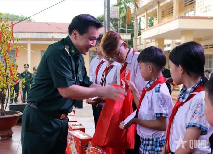  Lãnh đạo Bộ đội Biên phòng TP Đồng Nai trao quà tặng học sinh trong Chương trình “Xuân biên phòng ấm lòng dân bản” năm 2026. Ảnh: NGUYỆT HÀ 