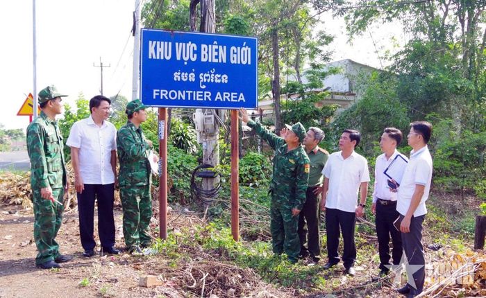  Đoàn khảo sát khu vực biên giới TP Đồng Nai kiểm tra các biển, bảng khu vực biên giới. Ảnh: NGUYỆT HÀ