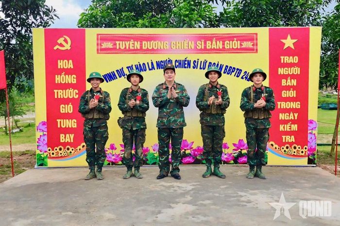  Lãnh đạo Lữ đoàn 242 động viên chiến sĩ mới trong kiểm tra 3 tiếng nổ. Ảnh: VĂN NGỌC  