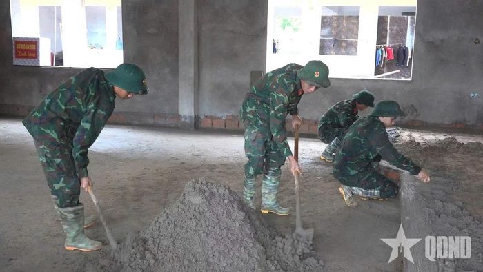 Cán bộ, chiến sĩ Trung đoàn 19 (Sư đoàn 968, Quân khu 4) tham gia thi công, hoàn thiện các hạng mục tại Trường Phổ thông nội trú liên cấp Tiểu học và THCS Hướng Phùng, xã Hướng Phùng (Quảng Trị).