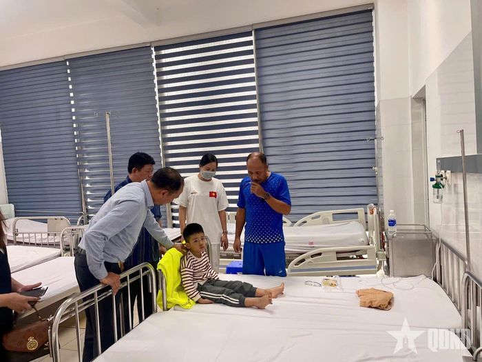 Lãnh đạo phường Tây Hồ thăm hỏi, động viên các nạn nhân và gia đình.