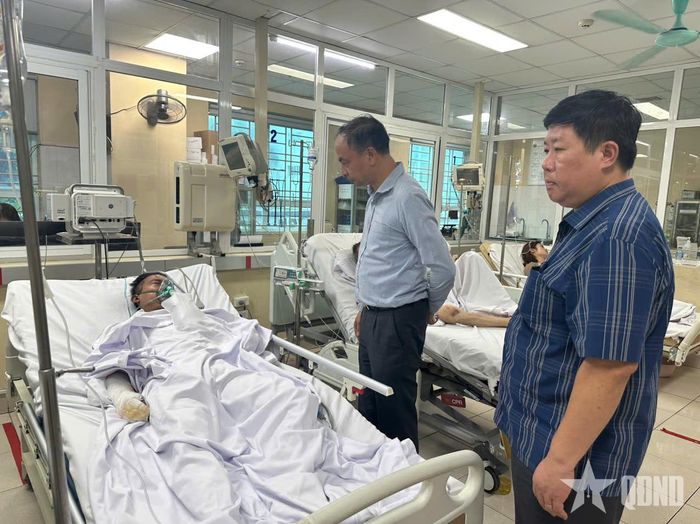 Bí thư Đảng ủy, Chủ tịch HĐND phường Tây Hồ Nguyễn Đình Khuyến; Chủ tịch UBND phường Tây Hồ Nguyễn Thanh Tịnh động viên, thăm hỏi các nạn nhân và gia đình. 