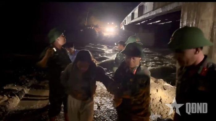 Ban CHQS xã Tam Thái đưa người dân đi cấp cứu trong đêm mưa lũ. Ảnh: Ban CHQS xã Tam Thái cung cấp  