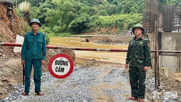 Lực lượng quân sự xã Tam Thái cảnh giới tại các tuyến đường ngập lụt, nguy hiểm. Ảnh: Ban CHQS xã Tam Thái cung cấp  