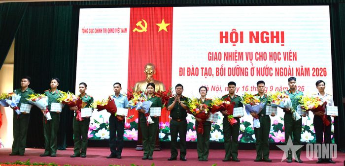  Thiếu tướng Nguyễn Hồng Phương tặng hoa và quà động viên các học viên đi đào tạo, bồi dưỡng ở nước ngoài năm 2026. 