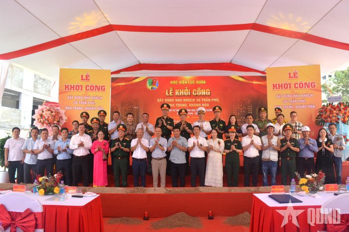  Các đại biểu chụp ảnh chung.