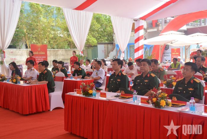  Các đại biểu dự buổi lễ.