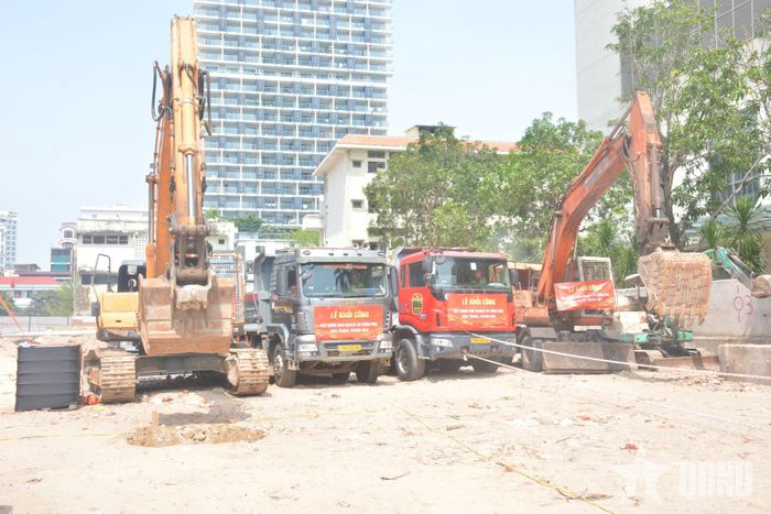  Các loại xe, máy chuyên dụng khởi động tại dự án.