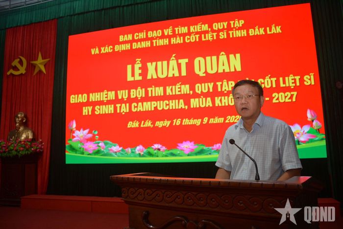 Đồng chí Đào Mỹ động viên, giao nhiệm vụ cho Đội K51 trước lúc lên đường thực hiện nhiệm vụ.
