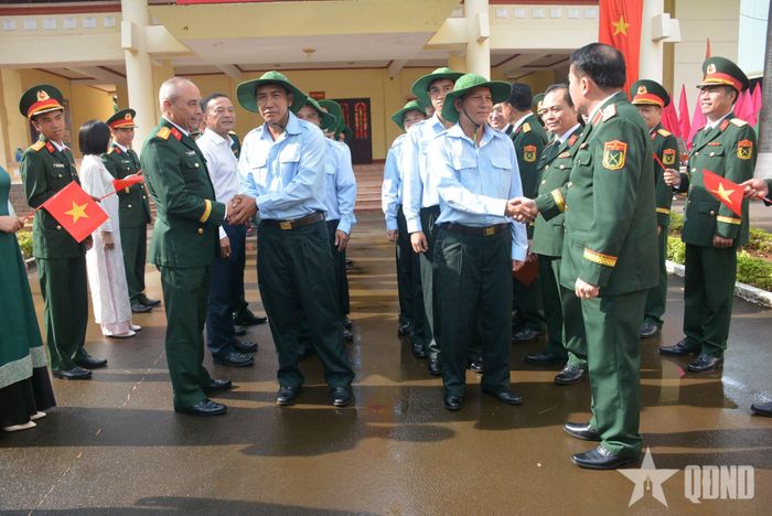 Lãnh đạo Quân khu 5 chia tay cán bộ, chiến sĩ Đội K51 lên đường thực hiện nhiệm vụ.