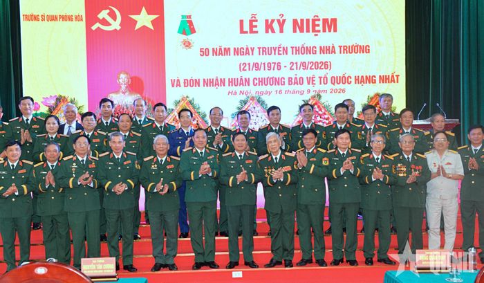  Đại tướng Nguyễn Tân Cương với các đại biểu.