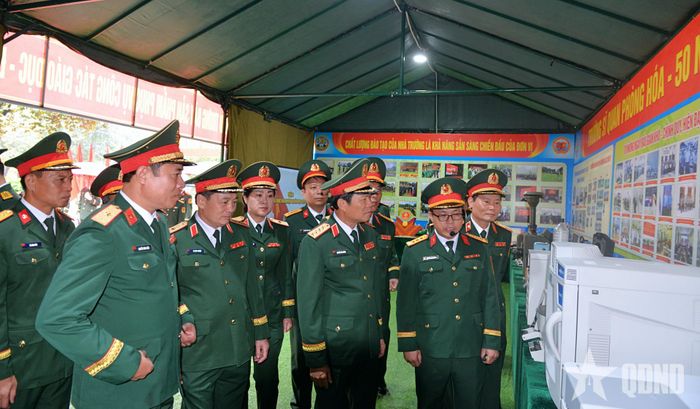 Đại tướng Nguyễn Tân Cương và các đại biểu tham quan khu trưng bày thiết bị phục vụ công tác giáo dục, đào tạo. 