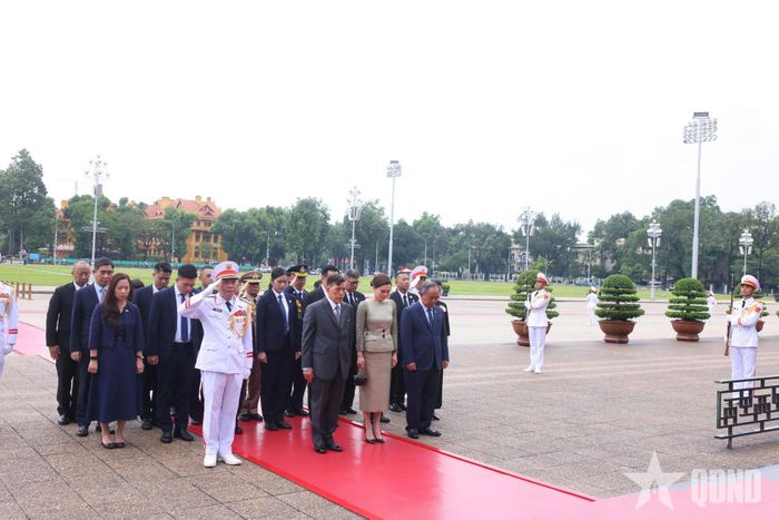  Nhà vua Thái Lan và Hoàng hậu đặt vòng hoa viếng Chủ tịch Hồ Chí Minh. Ảnh: TRỌNG HẢI  