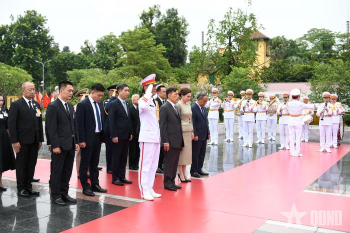  Nhà vua Thái Lan và Hoàng hậu đặt vòng hoa tưởng niệm các anh hùng liệt sĩ. Ảnh: TRỌNG HẢI  