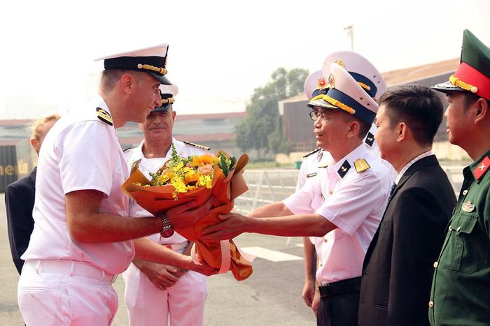 Các đại biểu tại lễ đón tàu.