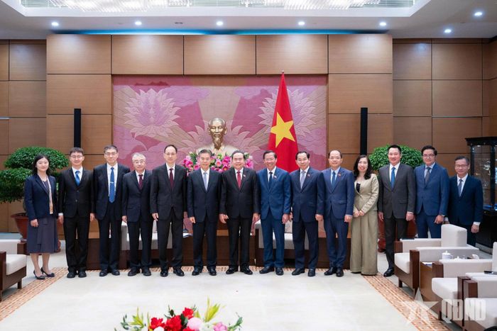 Chủ tịch Quốc hội Trần Thanh Mẫn và Chủ nhiệm Ủy ban Tài chính và Kinh tế Nhân đại toàn quốc Trung Quốc Chung Sơn cùng các đại biểu.