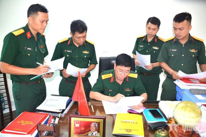 Đoàn công tác kiểm tra các loại văn bản liên quan.