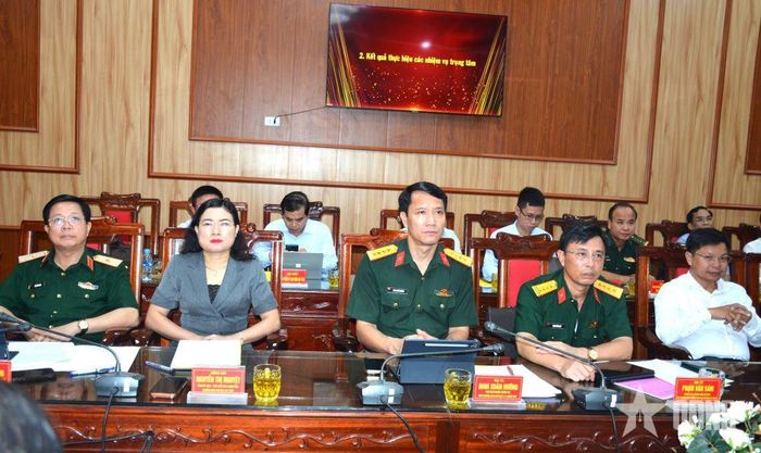 Các đại biểu dự buổi kiểm tra.