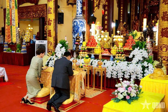   Nhà vua Thái Lan và Hoàng hậu tới thăm chùa Quán Sứ và dự Lễ cầu an. Ảnh: TRỌNG HẢI 