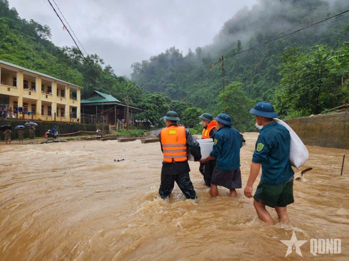  Cán bộ, chiến sĩ Đồn Biên phòng Tam Hợp và Ban CHQS xã Tam Thái (tỉnh Nghệ An) vận chuyển suất ăn cho học sinh. 