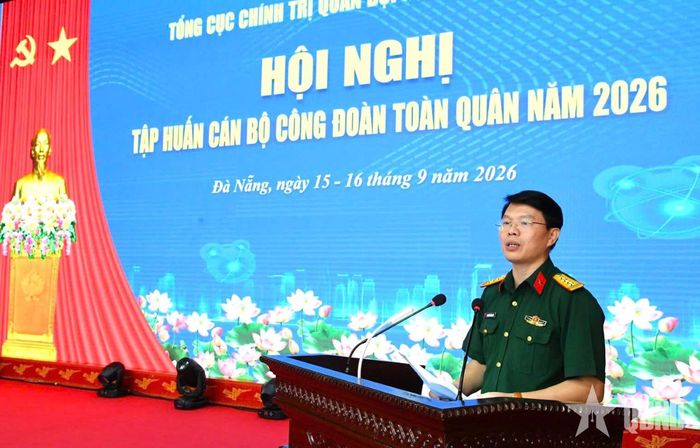 Đại tá Nguyễn Hồng Lợi, Trưởng ban Công đoàn Quốc phòng phát biểu bế mạc tập huấn.