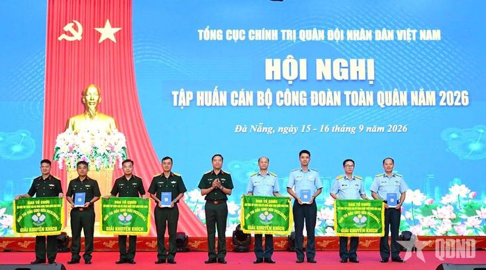 Ban tổ chức trao giải cho các tập thể, cá nhân có thành tích tốt trong tham gia thi đấu thể thao chào mừng hội nghị.