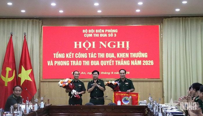     Thiếu tướng Võ Tiến Nghị chứng kiến BĐBP tỉnh Nghệ An bàn giao Cờ luân lưu Cụm trưởng năm 2027 cho BĐBP tỉnh Hà Tĩnh. 