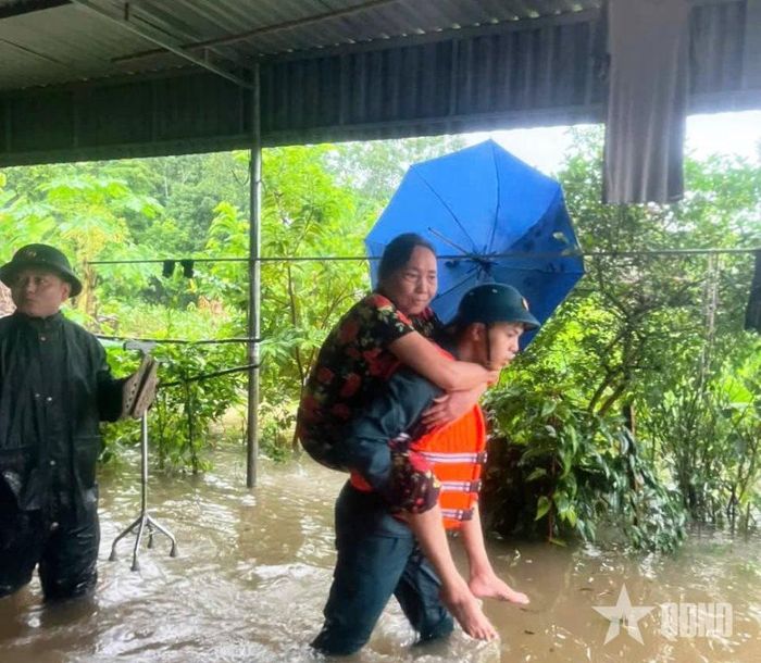 Bộ đội, dân quân kịp thời ứng cứu, đưa người già, người đau yếu đi tránh trú. 