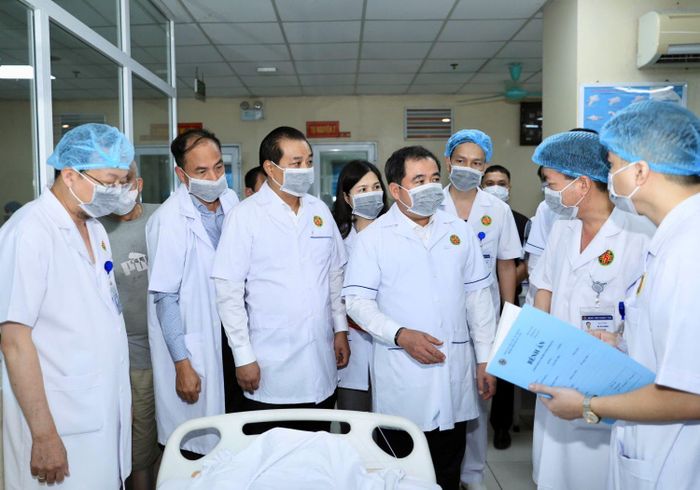 Đoàn công tác trao đổi với các bác sĩ Bệnh viện Quân y 354 về tình hình sức khỏe của các nạn nhân trong vụ cháy. Ảnh: MINH NGUYỆT