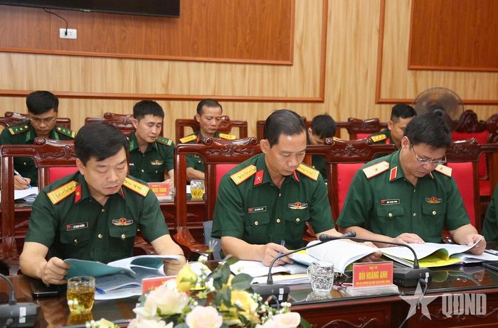 Các đại biểu tham dự buổi kiểm tra.